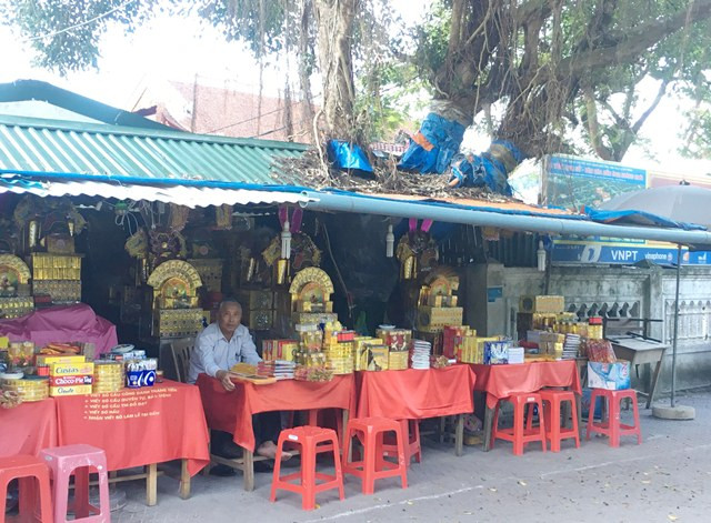 Các hộ kinh doanh khu vực sát đền ông Hoàng Mười (Nghệ An)