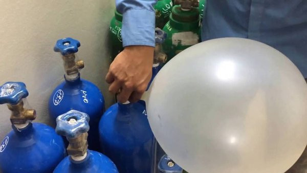 Hít 20 quả bóng cười mỗi ngày, nam sinh Hà Nội vào BV Bạch Mai điều trị Hít 20 quả bóng cười mỗi ngày, nam sinh Hà Nội vào BV Bạch Mai điều trị