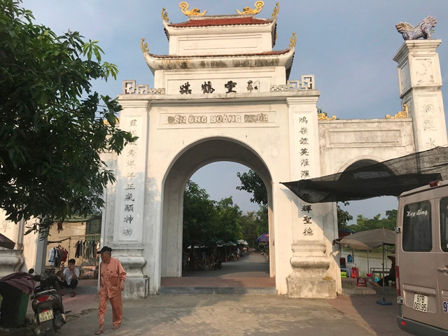 Cổng đền ông Hoàng Mười