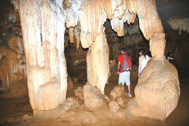 Khánh, hướng dẫn viên du lịch cho biết: Tour thăm hang hồ Động Tiên phần lớn dành cho du khách nước ngoài, nên có ít du khách Việt biết đến nơi này