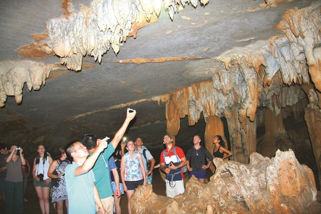 Nhiều vị trí trong hang khi được rọi ánh sáng vào thì nhũ đá bỗng trở nên lung linh, huyền ảo