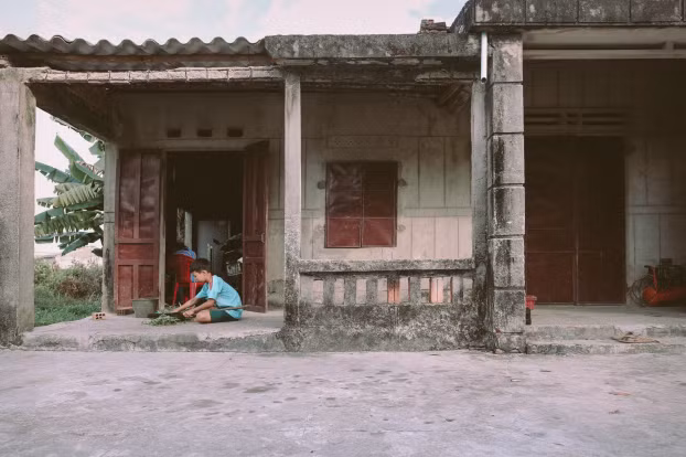 Bộ ảnh đầy cảm xúc về cậu bé 12 tuổi mồ côi cha mẹ từ nhỏ 8