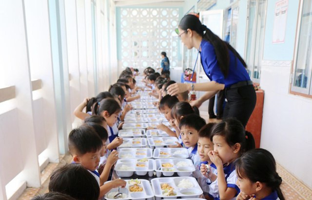 Hành lang lớp học được tận dụng làm khu vực ăn trưa cho HS