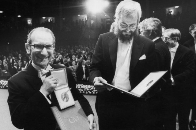 César Milstein (trái) đang mỉm cười với Georges Kohler sau khi họ cùng nhận giải Nobel sinh học / y học năm 1984. Ảnh: Borje Thuresson/Keystone/Getty Images César Milstein (trái) đang mỉm cười với Georges Kohler sau khi họ cùng nhận giải Nobel sinh học / y học năm 1984. Ảnh: Borje Thuresson/Keystone/Getty Images