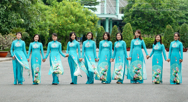 Các nữ bác sĩ "mũ nồi xanh" trong tà áo dài màu thiên thanh in hình trống đồng, hoa sen, chim hạc mang theo làm nhiệm vụ quốc tế của Liên Hợp Quốc. Tà áo dài màu thiên thanh in hình trống đồng, hoa sen, chim hạc của các y bác sĩ, cán bộ Bệnh viện dã chiến