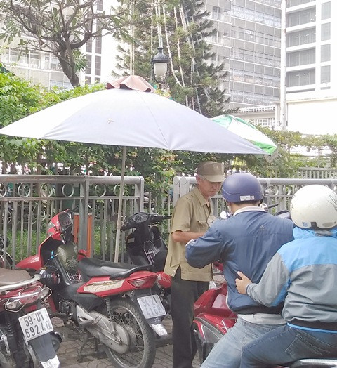 Điểm trông giữ xe trước cổng Bệnh viện Chợ Rẫy TPHCM Điểm trông giữ xe trước cổng Bệnh viện Chợ Rẫy TPHCM