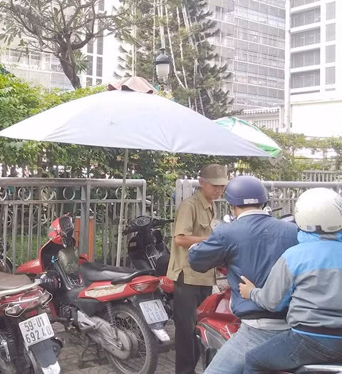 Điểm trông giữ xe trước cổng Bệnh viện Chợ Rẫy TPHCM