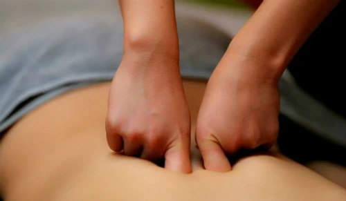 Chồng báo công an vì tưởng nhầm vợ trong video massage trên mạng