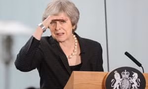 Bà Theresa May đang phải vật lộn trong khi giờ khắc ra đi sắp điểm