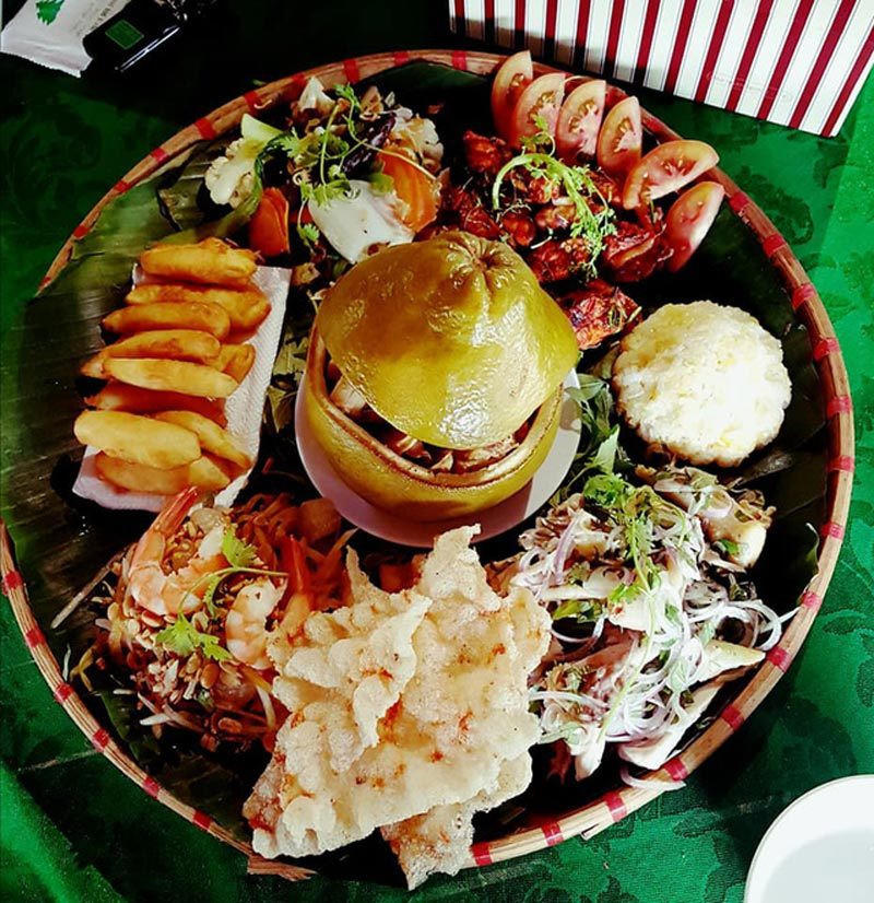 Những miếng thịt gà vàng ươm, ngọt đậm hòa lẫn với vị đắng dịu, ngọt riêng của bưởi nơi đầu lưỡi tạo nên hương vị khó lẫn cho món ăn. Gà hấp bưởi món ăn “có một không hai” của người Đồng Nai