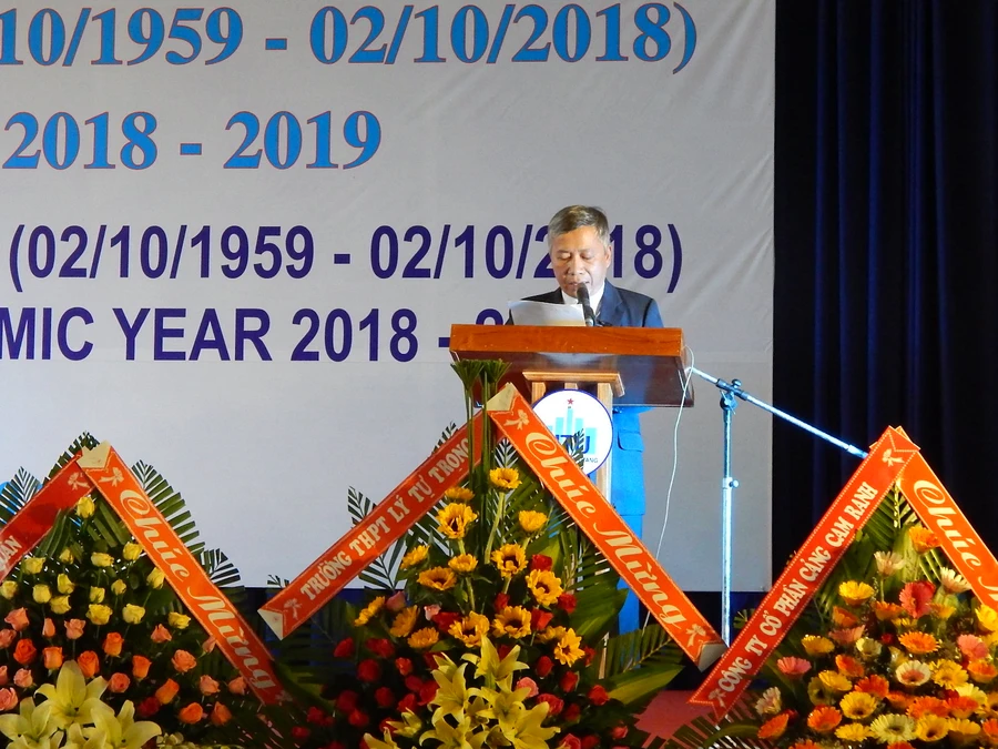  PGS TS Trang Sĩ Trung Hiệu trưởng Trường ĐH Nha Trang phát biểu tại buổi lễ 