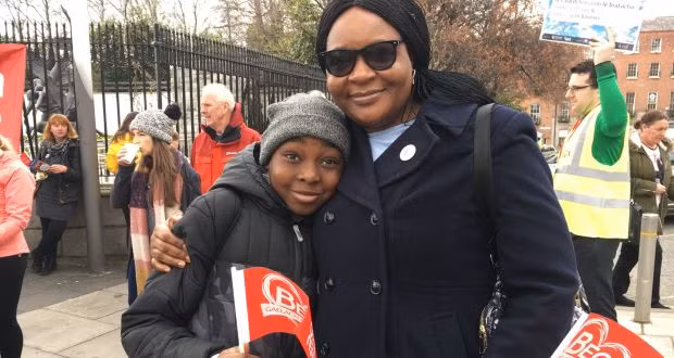 Một nữ sinh trung học ngoại quốc cùng với mẹ tham gia ngày hội ngôn ngữ Ailen