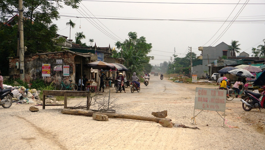 Người dân mang vật dụng ra chặn đường vì quá bụi bặm, ô nhiễm.