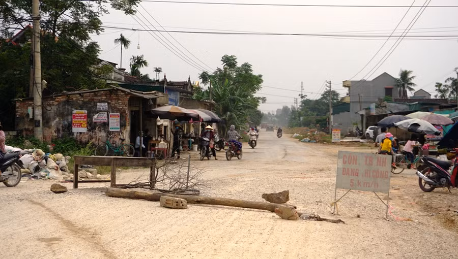 Người dân mang vật dụng ra chặn đường vì quá bụi bặm, ô nhiễm.