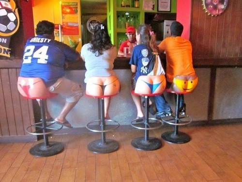 Những chiếc ghế gợi cảm.