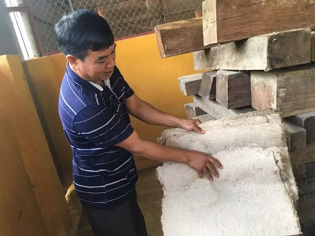 Ông Lò Văn Thoong - Chủ nhiệm HTX dệt thổ cẩm xã Na Sang, huyện Điện Biên (Điện Biên) giới thiệu sản phẩm giấy dó mẫu