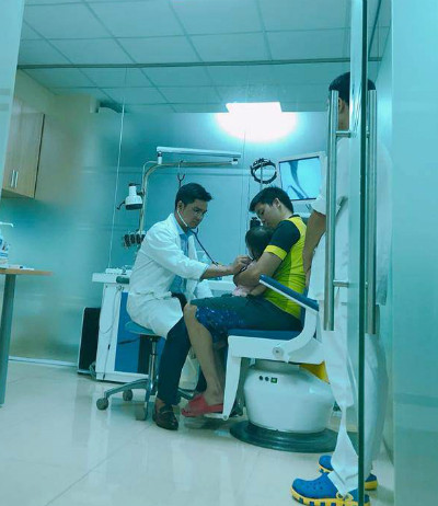 Bé Na được bác sĩ khám tại Bệnh viện sau khi hóc dị vật tại nhà hôm 30/9. Bé Na được bác sĩ khám tại Bệnh viện sau khi hóc dị vật tại nhà hôm 30/9. Ảnh: NVCC.