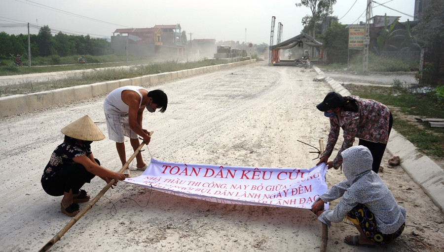 Không chỉ chặn đường, người dân con làm cả băng zôn.
