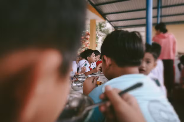  Một nhà hảo tâm sau khi biết hoàn cảnh đặc biệt của Hiếu đã hỗ trợ em suất cơm ở trường, nhờ vậy mà Hiếu và gia đình dì đã đỡ đi một phần lo toan. 