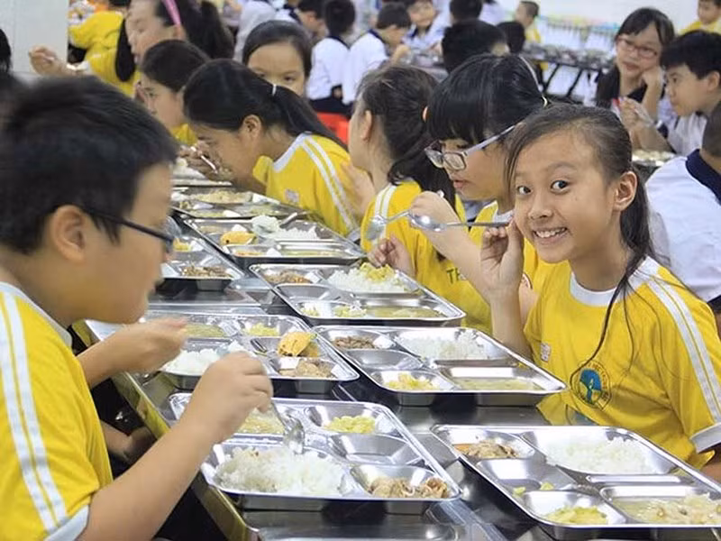 Tổ chức ăn bán trú sẽ thuận tiện hơn cho HS và phụ huynh. Ảnh minh hoạ Internet