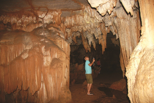 Vách và thềm hang trong hang hồ Động Tiên còn lưu giữ nhiều trầm tích. Nhiều măng đá, nhũ đá mọc thành các cột trụ nối trần với thềm hang