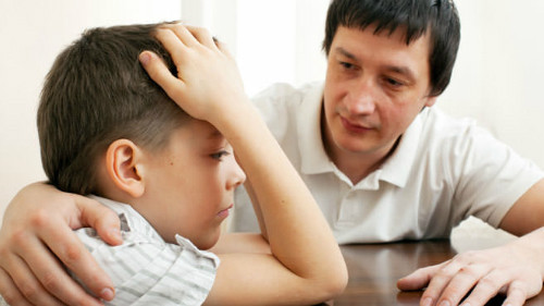 Ảnh minh họa:Babystuffgifts. nguoi-lon-cung-an-cap-vat-nhung-chi-trung-phat-tre