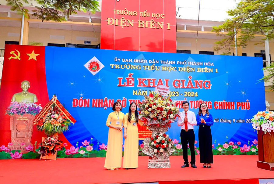 Nhà trường vinh dự nhận hoa chúc mừng từ các Ban, ngành. (Ảnh: NT). Nhà trường vinh dự nhận hoa chúc mừng từ các Ban, ngành. (Ảnh: NT).