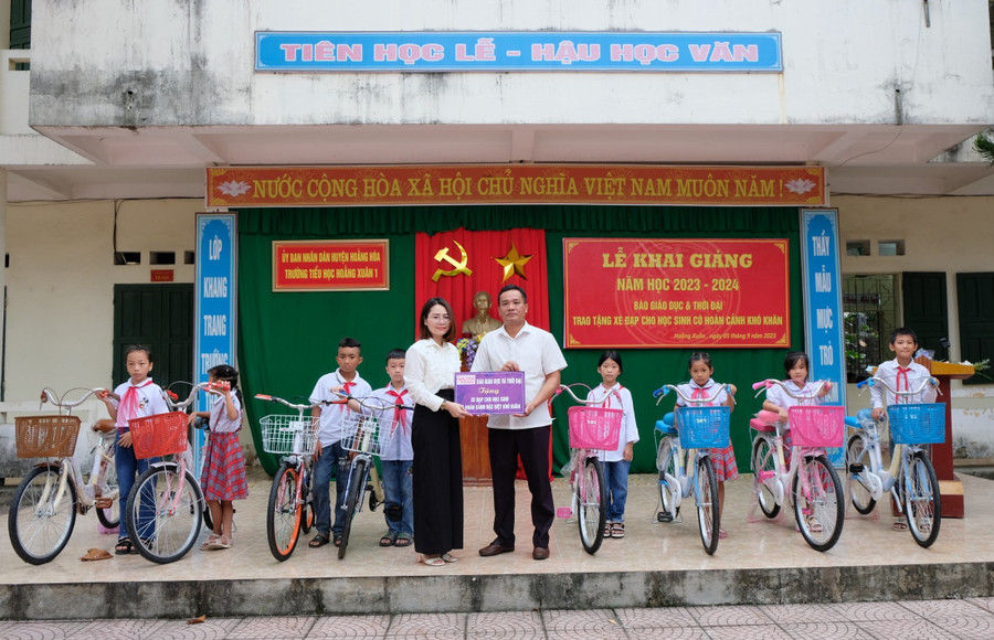 Đại diện báo GD&amp;TĐ trao xe đạp tới học sinh Trường Tiểu học Hoằng Xuân 1 và Trường Tiểu học Hoằng Xuân 2. (Ảnh: NT).