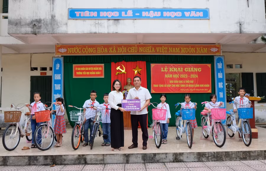 Đại diện báo GD&amp;TĐ trao xe đạp tới học sinh Trường Tiểu học Hoằng Xuân 1 và Trường Tiểu học Hoằng Xuân 2. (Ảnh: NT).