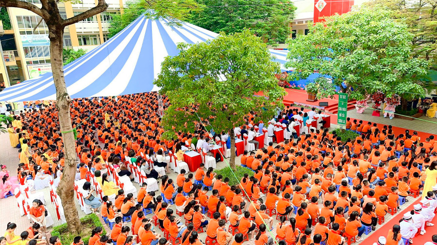 Trong không khí hân hoan của ngày khai giảng, Trường Tiểu học Điện Biên 1 đón thêm niềm vui được nhận Cờ thi đua của Thủ tướng Chính phủ. (Ảnh: NT). Trong không khí hân hoan của ngày khai giảng, Trường Tiểu học Điện Biên 1 đón thêm niềm vui được nhận Cờ thi đua của Thủ tướng Chính phủ. (Ảnh: NT).