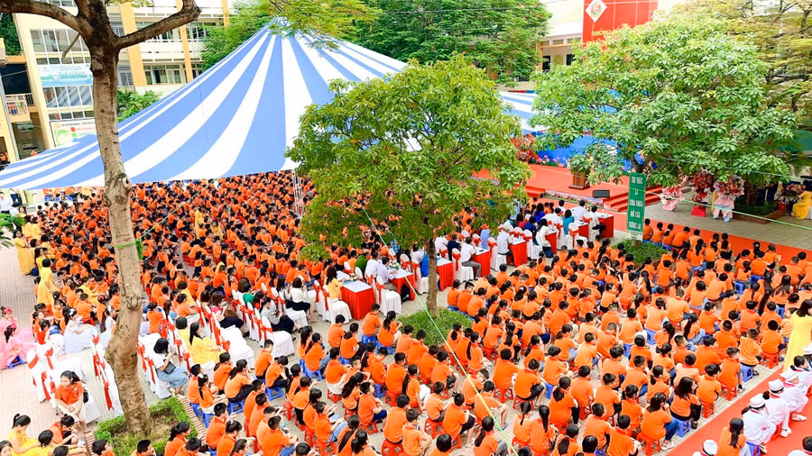 Trong không khí hân hoan của ngày khai giảng, Trường Tiểu học Điện Biên 1 đón thêm niềm vui được nhận Cờ thi đua của Thủ tướng Chính phủ. (Ảnh: NT).