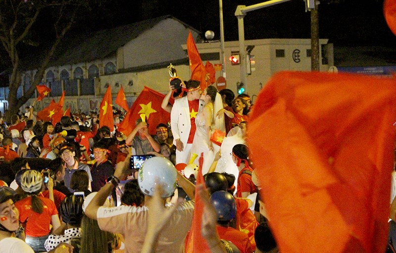  Cô dâu chú rể chụp ảnh cưới giữa “bão” Việt Nam vô địch - ảnh 3