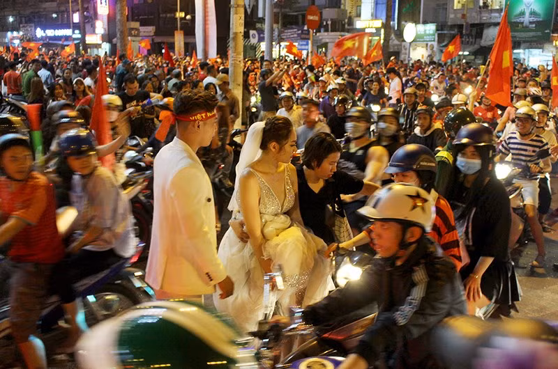  Cô dâu chú rể chụp ảnh cưới giữa “bão” Việt Nam vô địch - ảnh 2