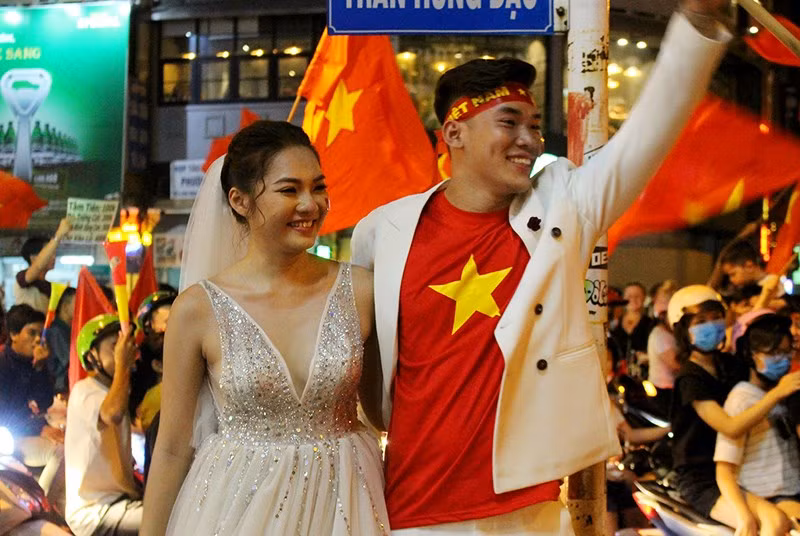  Cô dâu chú rể chụp ảnh cưới giữa “bão” Việt Nam vô địch - ảnh 6