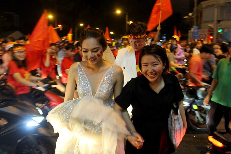  Cô dâu chú rể chụp ảnh cưới giữa “bão” Việt Nam vô địch - ảnh 4