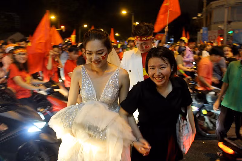  Cô dâu chú rể chụp ảnh cưới giữa “bão” Việt Nam vô địch - ảnh 4