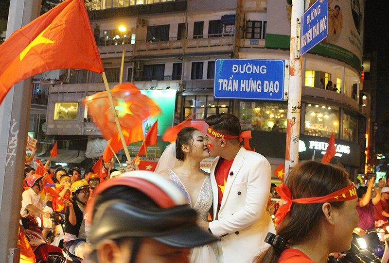  Cô dâu chú rể chụp ảnh cưới giữa “bão” Việt Nam vô địch - ảnh 5