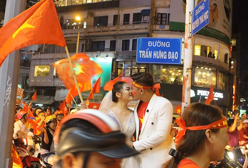  Cô dâu chú rể chụp ảnh cưới giữa “bão” Việt Nam vô địch - ảnh 5