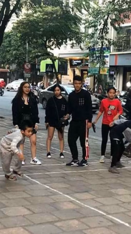 Cô gái xinh đẹp từng nắm tay Hà Đức Chinh giữa phố là ai?