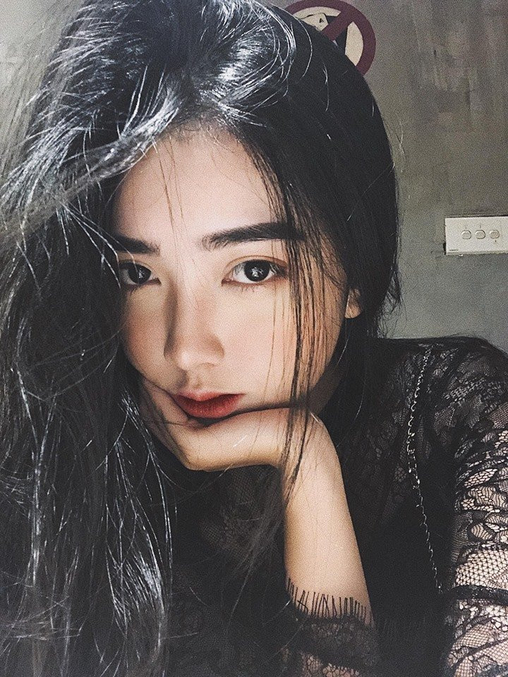 Cô gái xinh đẹp từng nắm tay Hà Đức Chinh giữa phố là ai?