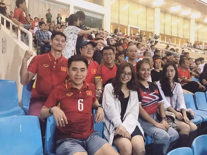 Cô gái xinh đẹp từng nắm tay Hà Đức Chinh giữa phố là ai?