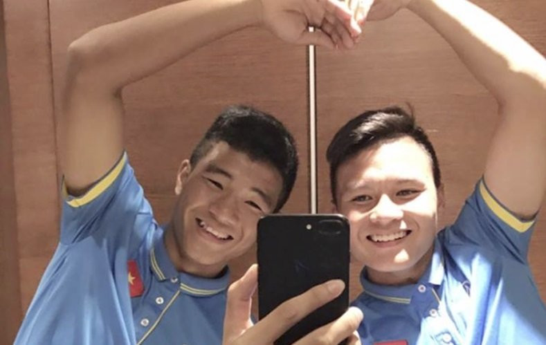 Cô gái xinh đẹp từng nắm tay Hà Đức Chinh giữa phố là ai?