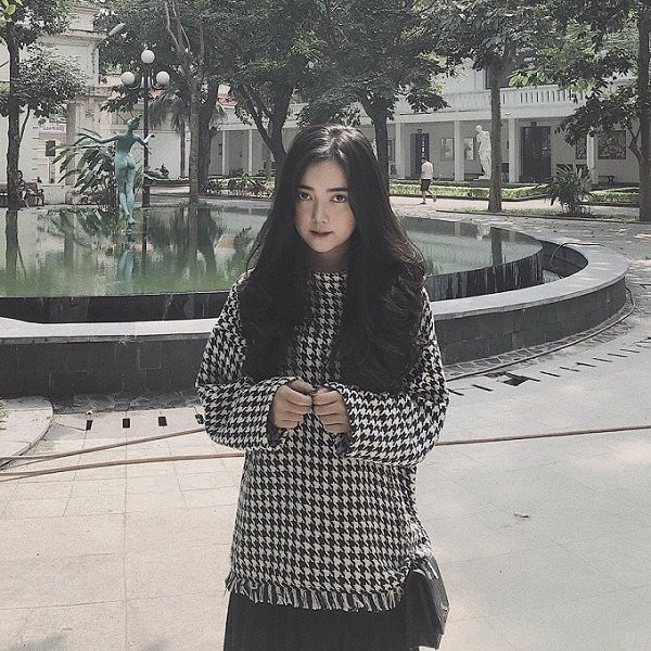 Cô gái xinh đẹp từng nắm tay Hà Đức Chinh giữa phố là ai?