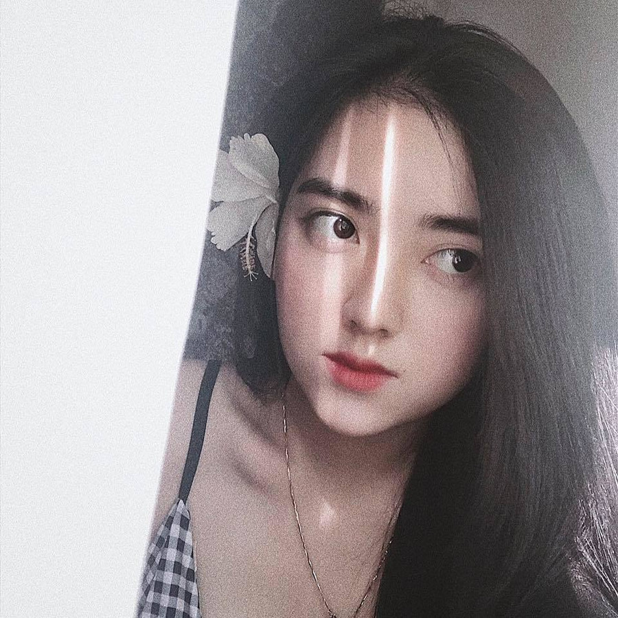 Cô gái xinh đẹp từng nắm tay Hà Đức Chinh giữa phố là ai?