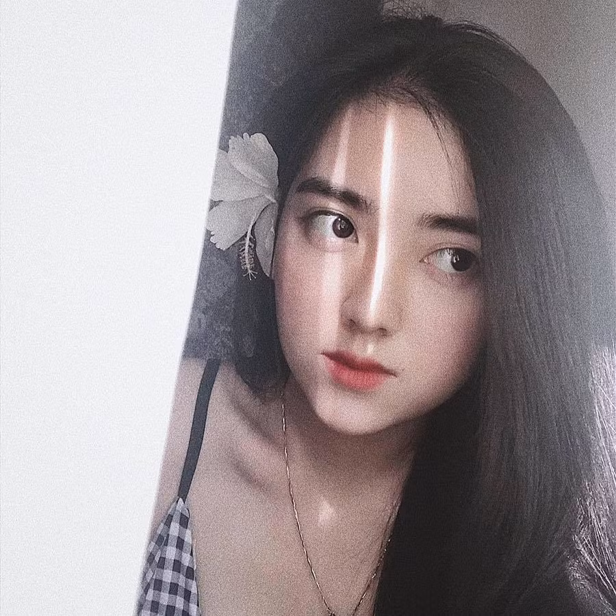 Cô gái xinh đẹp từng nắm tay Hà Đức Chinh giữa phố là ai?