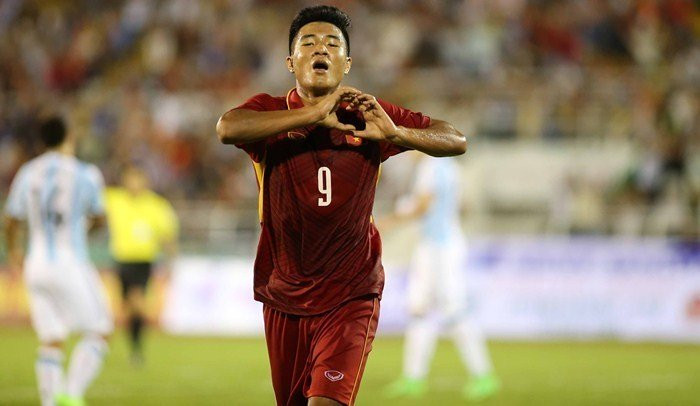 Cô gái xinh đẹp từng nắm tay Hà Đức Chinh giữa phố là ai?