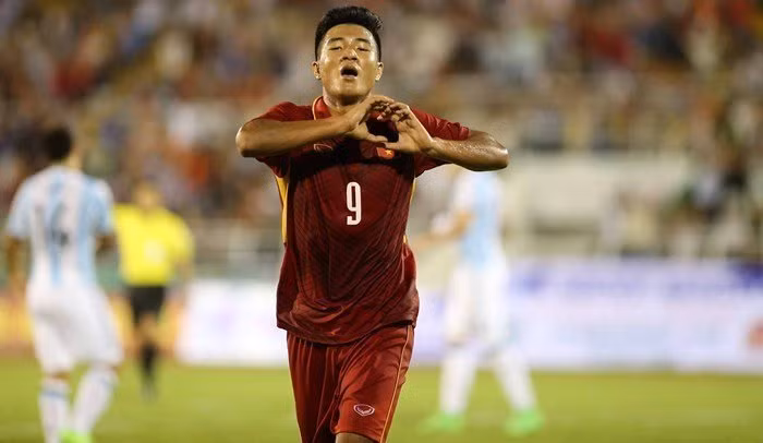 Cô gái xinh đẹp từng nắm tay Hà Đức Chinh giữa phố là ai?