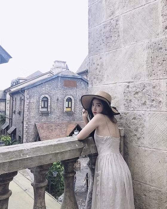 Cô gái xinh đẹp từng nắm tay Hà Đức Chinh giữa phố là ai?