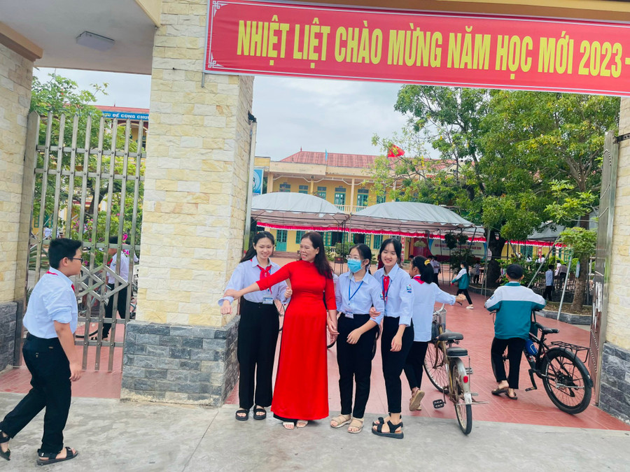 Cô trò tay bắt mặt mừng trong ngày khai giảng từ cổng trường. Cô trò tay bắt mặt mừng trong ngày khai giảng từ cổng trường.