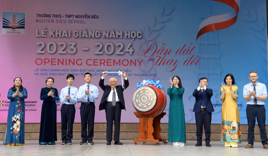 Năm học mới 2023-2024 chính thức được bắt đầu sau tiếng trống khai giảng. Năm học mới 2023-2024 chính thức được bắt đầu sau tiếng trống khai giảng.